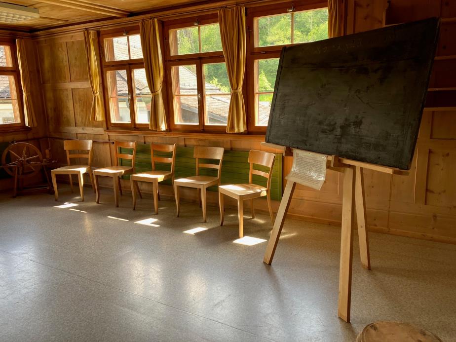 Trauungslokal Jenaz, Schulzimmer altes Schulhaus, Graubünden